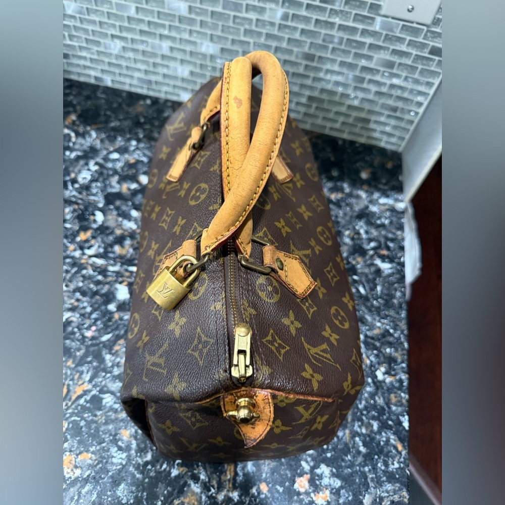 LOUIS VUITTON Speedy 30 
Monogram Satchel with COA - Picture 3 of 13